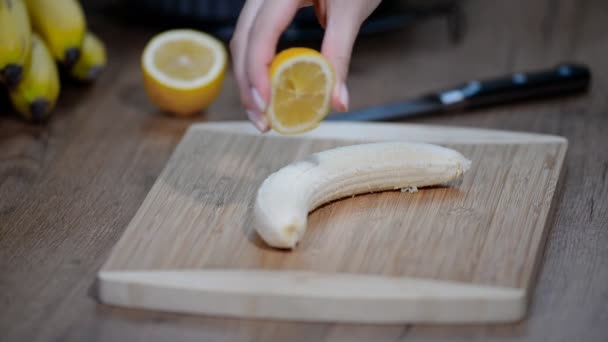 Zitronensaft Auf Banane Gießen — Stockvideo