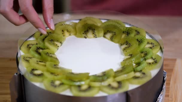 Decorado Pastel Con Kiwi Delicioso Postre Pastel Kiwi Con Gelatina — Vídeo de stock