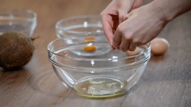 Kadın sarısı yumurta beyaz dan ayırır..