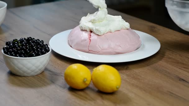 Tarta Merengue Casera Pavlova Con Crema Batida — Vídeos de Stock