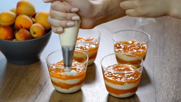 Mano Femenina Apretando Crema Bolsa Pastelería Vaso — Vídeos de Stock