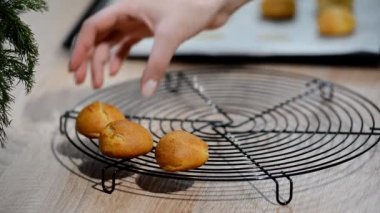 taze pişmiş kremalı pasta veya profiterol veya choux krem pasta top