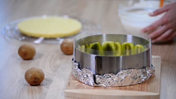 Cooking Kiwi Mousse Cake — Stock Video