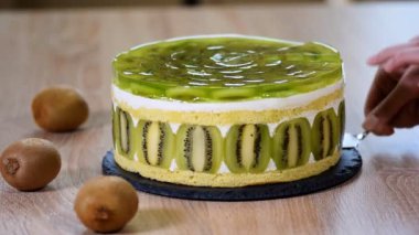 Ev yapımı kivi mousse kek. Kivi pastasından