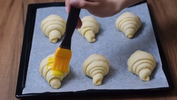 Épandage Jaune Oeuf Sur Les Croissants Gros Plan — Video
