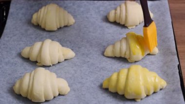 Yumurta sarısı kruvasanlar, closeup üzerinde bir Yayilim