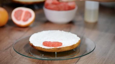 Pudra Layer Cake hazırlar. Greyfurt ile ev yapımı kek.