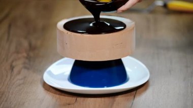 Çikolatalı kek sır. Pastacı pasta cila ve altınla garnishes.