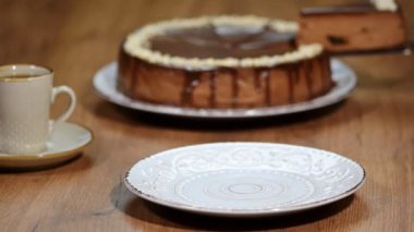 Ev yapımı çikolatalı Cheesecake bir parça