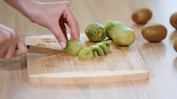 Cortar Una Fruta Kiwi Cerca — Vídeo de stock