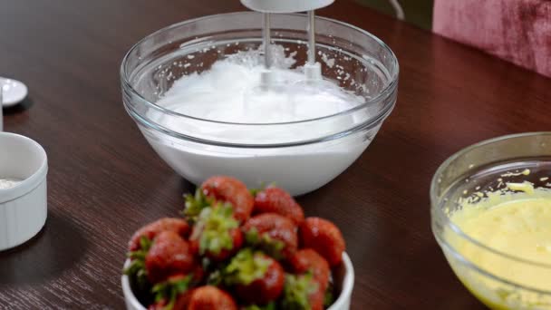 Battre Blanc Oeuf Avec Fouet Électrique — Video