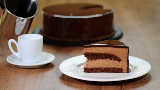 Taza Café Expreso Con Delicioso Pastel Chocolate — Vídeos de Stock