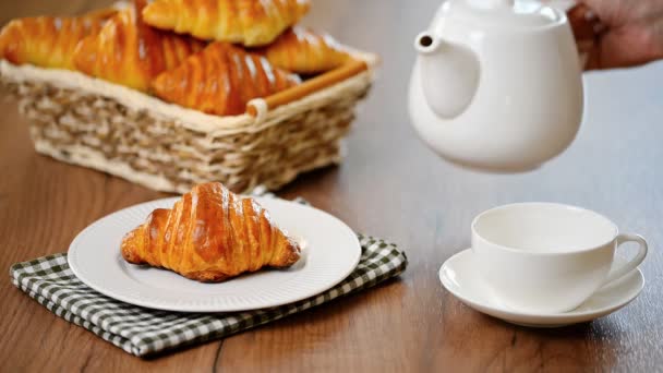 Derramando Chá Uma Xícara Chá Café Manhã Com Croissants — Vídeo de Stock