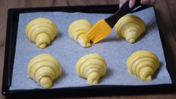 Feche Croissants Crus Antes Assar Pastelaria Francesa Clássica — Vídeo de Stock