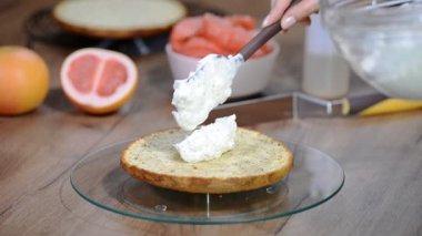 Pudra Layer Cake hazırlar. Greyfurt ile ev yapımı kek.