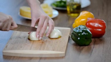 Kesme tahtası üzerinde düzenlenen soğan. Soğan dilimler halinde keserek.