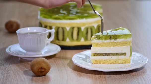 Mangiare Pezzo Torta Mousse Con Kiwi — Video Stock