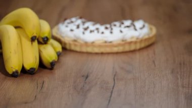 Banoffee pasta ile muz, çırpılmış krema, çikolata.