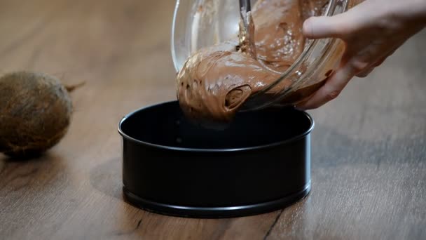Наливання Суміші Торта Бляшанку Виготовлення Шоколадного Шару Торта — стокове відео