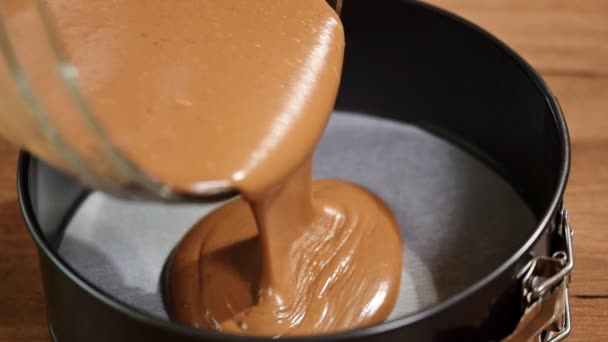 Hälla Kakmix Bakning Tin Att Göra Choklad Layer Cake — Stockvideo