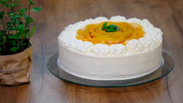 Домашний торт с персиками . — стоковое видео