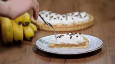 Banoffee pasta ile muz, çırpılmış krema, çikolata.