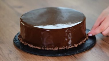 Lezzetli dessserts yaratma süreci. Çikolatalı mousse kek dekorasyon.