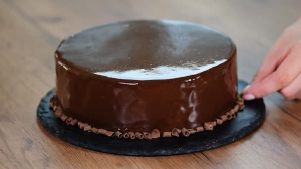 Proceso de creación de deliciosos postres. Decorar pastel de mousse de chocolate . — Vídeos de Stock