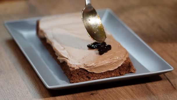 Cocinar pastel de chocolate con ciruelas pasas . — Vídeos de Stock