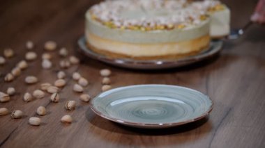 Fıstıklı Mus kek, plaka üzerinde cheesecake.