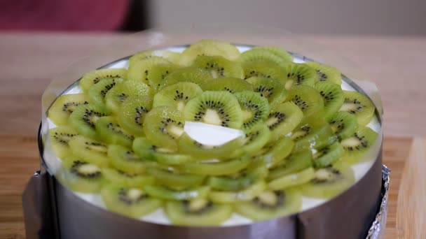 Decorated the cake with kiwi. Delicious kiwi cake dessert with jelly. — Stock Video