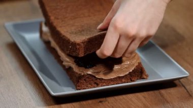 Yemek kuru erik ile çikolatalı kek.