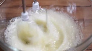 Şeker tatlı krem karıştırma süre ekleyerek. Kasede beyaz yumurta krema ile motor Mikser karıştırma.
