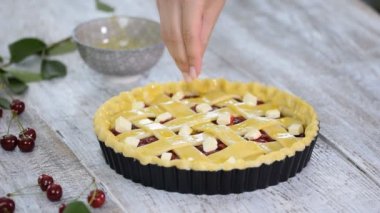 Kek için malzemeler taze kiraz pasta ile doldurulmuş. Kirazlı turta hazırlama kadın.
