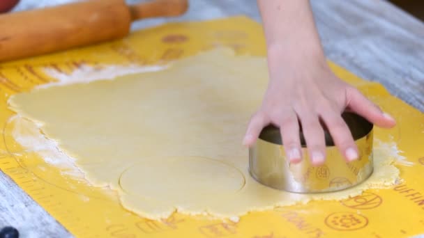 Taglierina di metallo ritagliando cerchi di pasta fresca per crostate . — Video Stock