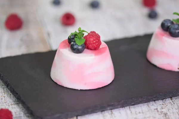 Delicious Mousse Desert cu fructe de padure proaspete si menta . — Fotografie, imagine de stoc