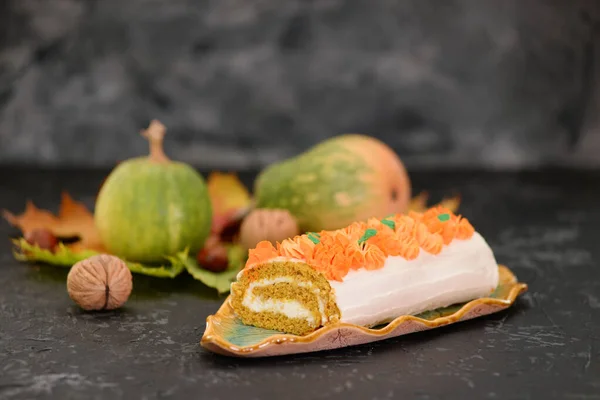 Krem peynirli balkabağı rulosu. Fırın, krema..