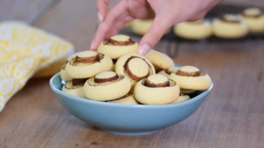 Mantar şeklinde taze ev yapımı kurabiye. Yuvarlak tatlı shortbreads.