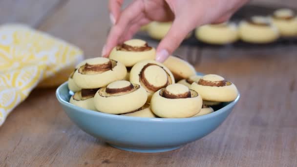 Frische hausgemachte Plätzchen in Form von Pilzen. runde süße Kurzbrote. — Stockvideo