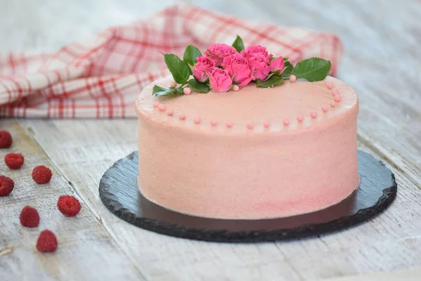 Bolo de camadas com recheio de baga decorado com rosas frescas . — Fotografia de Stock