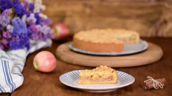 A piece of apple pie on white backstage. — Stock Photo, Image