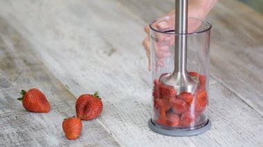 Blender kasesinde taze meyve ezme, çilek. Blender çilekleri ezer..