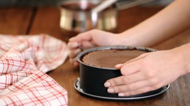 Lezzetli çikolatalı cheesecake yapan kadın.