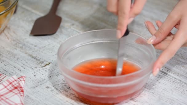 Tagliare la gelatina rossa a pezzi . — Video Stock