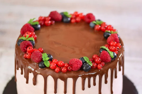 Köstlichen Kuchen mit Sommerbeeren dekoriert. Ansicht von oben. — Stockfoto