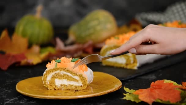 A woman eat piece of delicious pumpkin roll with cream cheese. — Stock Video
