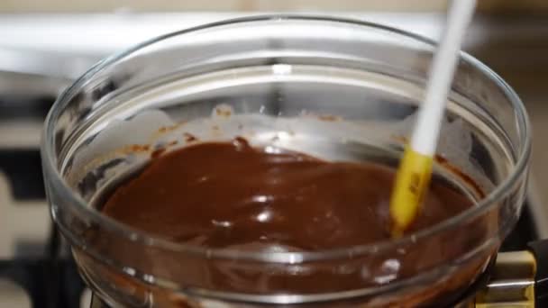 Vista superior del proceso de fusión de chocolate en un baño de agua en casa . — Vídeos de Stock