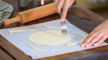 Mangırı çatalla delmek. Kek katmanları yapıyorum..