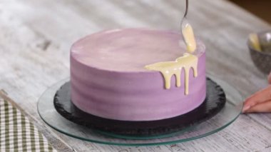 Eller pasta şefi pasta hazırlar, pastaya beyaz çikolata jölesi döker..