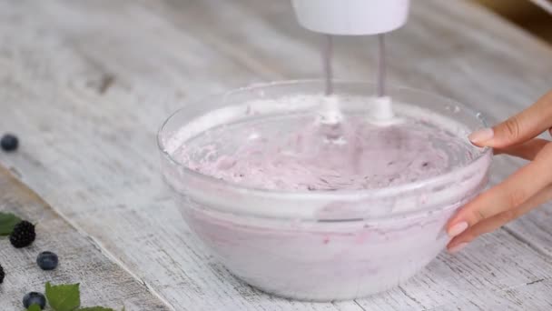 用搅拌机浆果奶油打。在厨房工作的过程. — 图库视频影像
